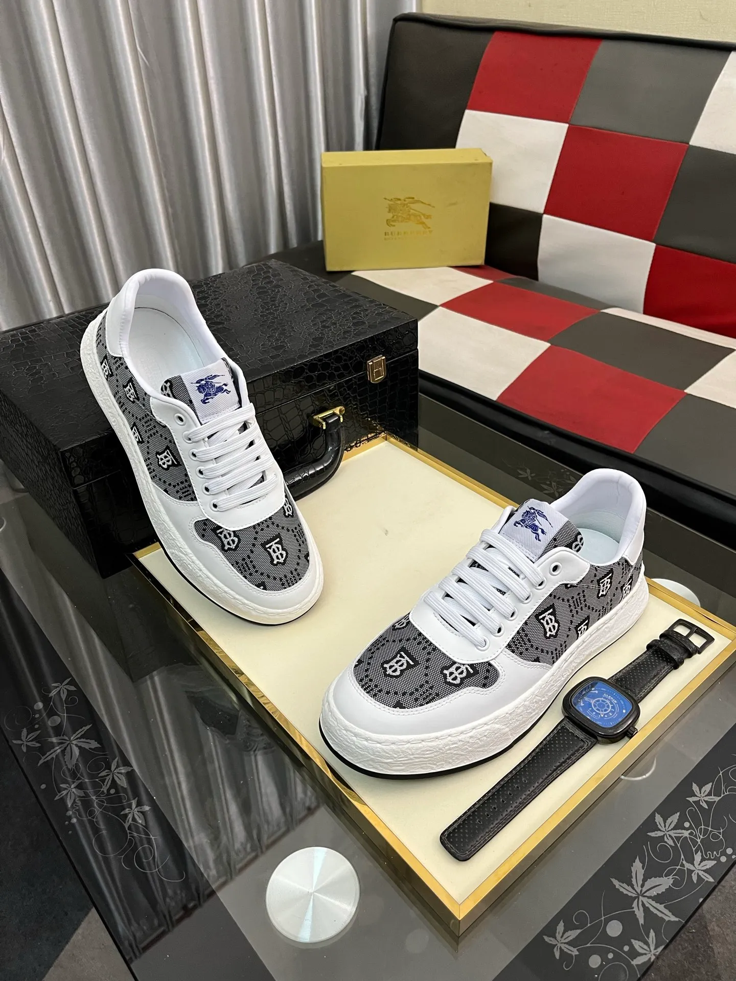 Men's Men's Shoes💰420⌚️⌚️Burberry---Size: 38-44 Burberry men's classic casual shoes! Imported silk cowhide combined with classic plaid fabric, fashionable and British style, imported calfskin lining, super soft and waxy, very comfortable on the feet! 2️⃣colors available